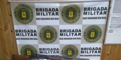 GRANDE APREENSÃO: dupla é presa com armas, munições, drogas e quase R$ 10 mil em Tapes