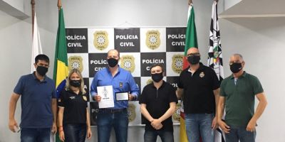 Polícia Civil entrega diploma de reconhecimento a empresário camaquense