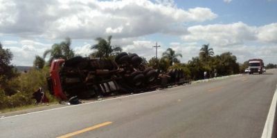 Scania com carga de refrigerantes tomba na BR-116 em Camaquã