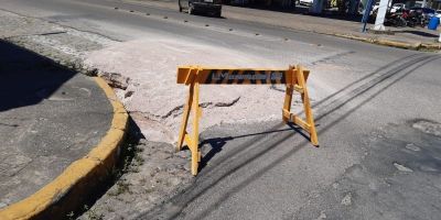 Obra inacabada causa perigo a motoristas no centro de Camaquã