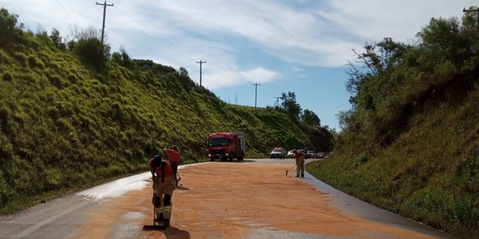 Motorista e passageiro ficam feridos em acidente na ERS-350 em Dom Feliciano