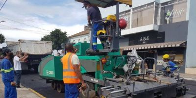 Obra asfáltica na Rua Presidente Vargas está em fase de conclusão em Camaquã