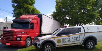 Brigada Militar apreende carreta com carga irregular de peixes em São Lourenço do Sul 