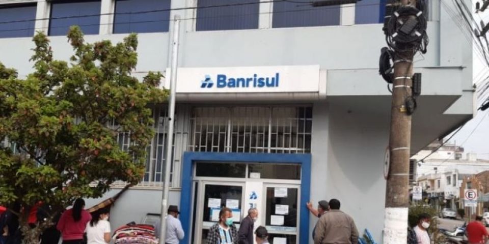 Bancos abrem de manhã na véspera do Natal