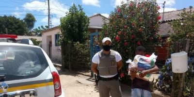 Brigada Militar distribui cestas básicas para famílias carentes em Camaquã 