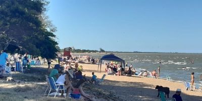 Aglomerações e descumprimento de distanciamento social são flagrados na praia de Arambaré