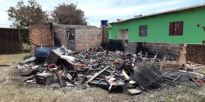 Casa é totalmente destruída em incêndio no bairro Viégas, em Camaquã