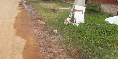 Cano quebrado causa desperdício de água no bairro Dona Tereza em Camaquã