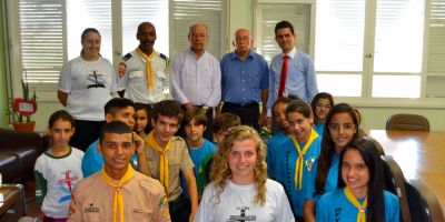 Prefeito de Camaquã recebe integrantes do Clube de Desbravadores Nova Aliança