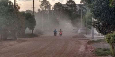 Espaço do Leitor: "a poeira tomou conta da Rua Piratini em Camaquã", reclama uma moradora