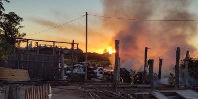 Bombeiros atendem incêndio em depósito de veículos em Camaquã