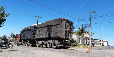 Carreta arranca fios da rede elétrica em Camaquã