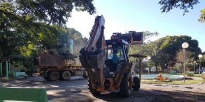 Secretaria do Meio Ambiente realiza poda de árvores em praça no centro de Camaquã