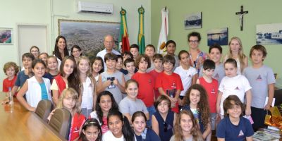Alunos do Colégio Contemporâneo visitam Prefeitura de Camaquã
