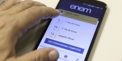 Estudantes do Enem lidam com internet precária e estudos pelo celular