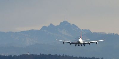 Boeing 737-500 some do radar logo após decolar na Indonésia