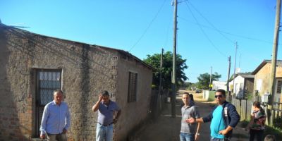 Vereador Vinícios Aráujo e funcionário da Infraestrutura visitam o bairro Getúlio Vargas em Camaquã