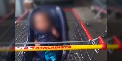 Bebê é esquecido pelos pais em carrinho de supermercado