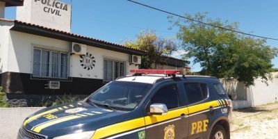 PRF prende foragido que viajava numa van escolar na BR-290 no RS