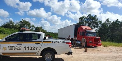 Carreta com carga irregular de peixes é apreendida em São Lourenço do Sul