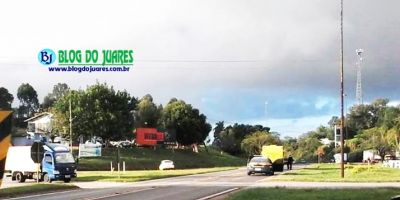 Acidente entre carro-forte e automóvel deixa motorista ferido na BR-116, em Tapes