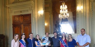 Comitiva da 31ª Festa do Fumo de Chuvisca visita governador do Estado