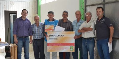 Produtores recebem placas de identificação em Camaquã