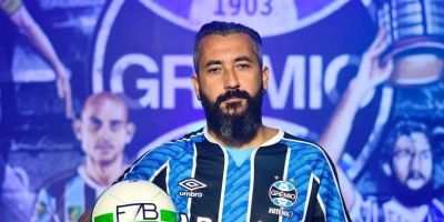 Grêmio anuncia a contratação de Douglas