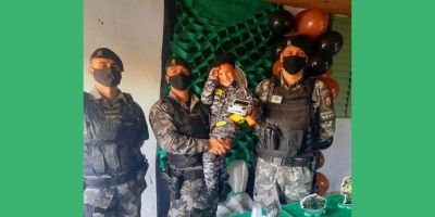 Policiais militares de Guaíba fazem surpresa para menino que sonha em ser policial