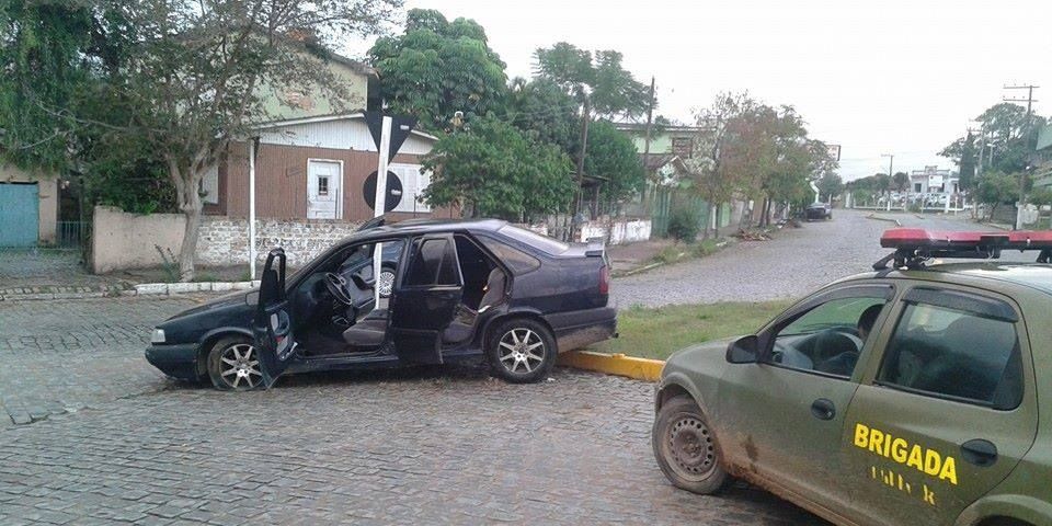 Motorista bate em rótula no centro de Camaquã, abandona o carro e foge do local