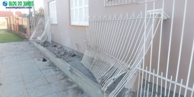 Após invadir calçada, derrubar grade e bater numa casa, motorista foge no bairro Olaria em Camaquã