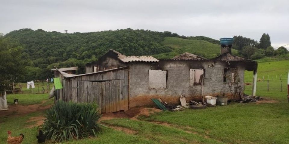 Suspeito de matar pais e irmã em incêndio é preso em Tunas