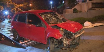 Entregador de aplicativo morre após colisão por suspeitos em carro roubado em Porto Alegre