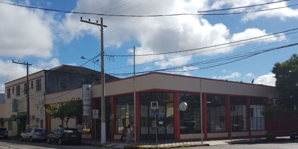 Centro Administrativo de Camaquã sofre interdição após queda de parte do telhado