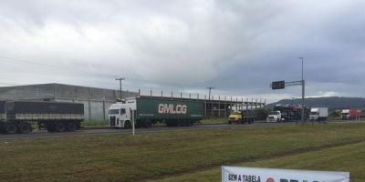 Caminhoneiros bloqueiam três pontos de estradas no RS 