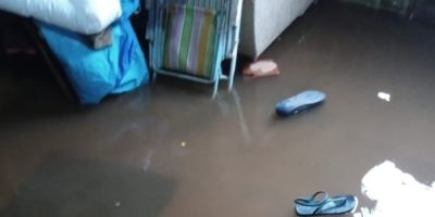 VÍDEOS: chuva forte em Camaquã causa alagamentos na tarde deste sábado