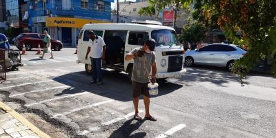 Servidores realizam manutenção de asfalto em rua central de Camaquã 