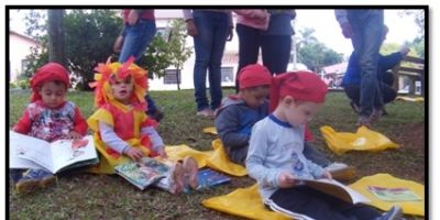 A praça da Casa da Cultura de Dom Feliciano amanheceu com uma floresta de livros