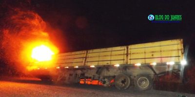 Manifestantes queimam pneus e semirreboque e trancam pista na BR-116 em Camaquã