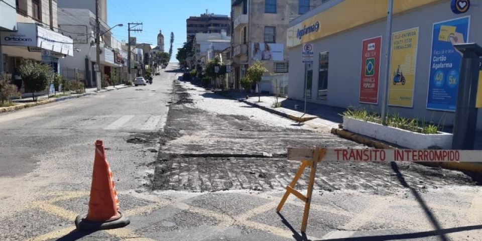 Seguem as obras de manutenção asfáltica no centro de Camaquã