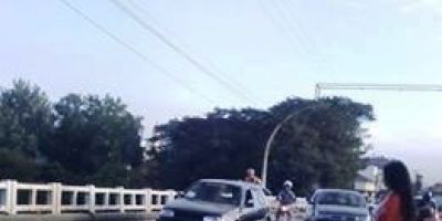 Fato inusitado em Camaquã: um carro perdeu a roda sobre a ponte do Arroio Duro