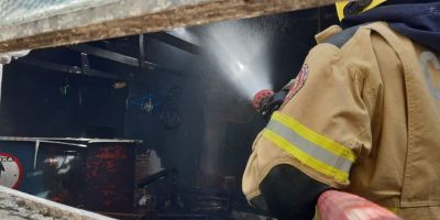 Incêndio mobiliza bombeiros em Camaquã na tarde desta segunda