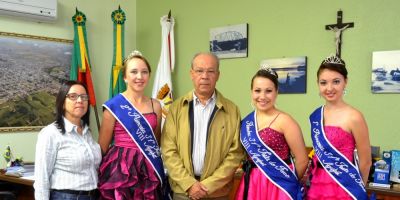 Soberanas da 31ª Festa do Fumo e 8ª Agrifest visitam gabinete da Prefeitura de Camaquã