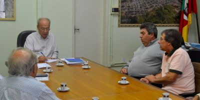 Prefeito reúne-se com moradores do loteamento Jardim das Flores em Camaquã