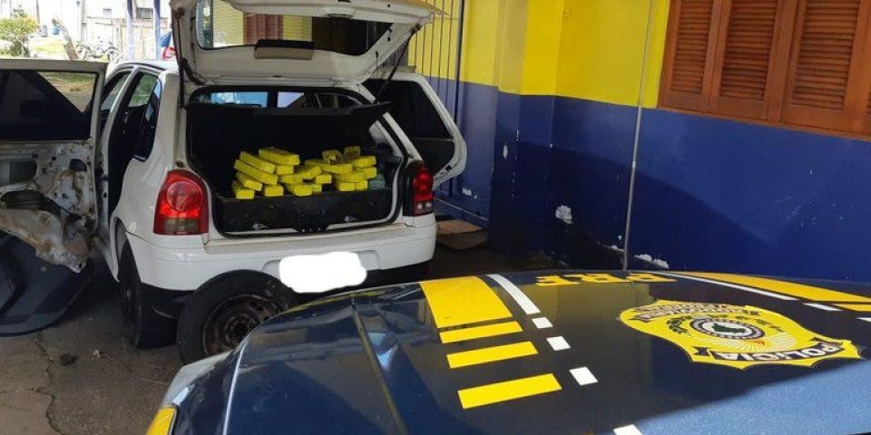 PRF prende traficantes com 15 kg de maconha nas portas de um carro em Rosário do Sul