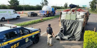 PRF apreende caminhão carregado com roupas importadas em Eldorado do Sul 