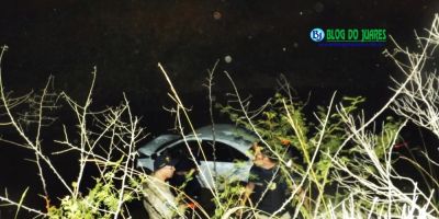 Motorista bate em outro veículo, sai fora da pista e cai em valo na BR-116 em Camaquã