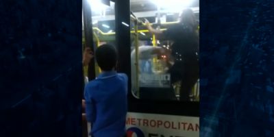 Vídeo flagra motorista e passageira brigando dentro de ônibus