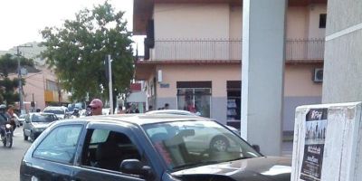 Motorista avança preferencial e bate em outro veículo que atinge agência bancária em Camaquã