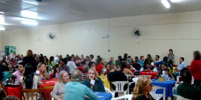 EMEI Irmãos Maristas festeja 7º aniversário com jantar em Camaquã